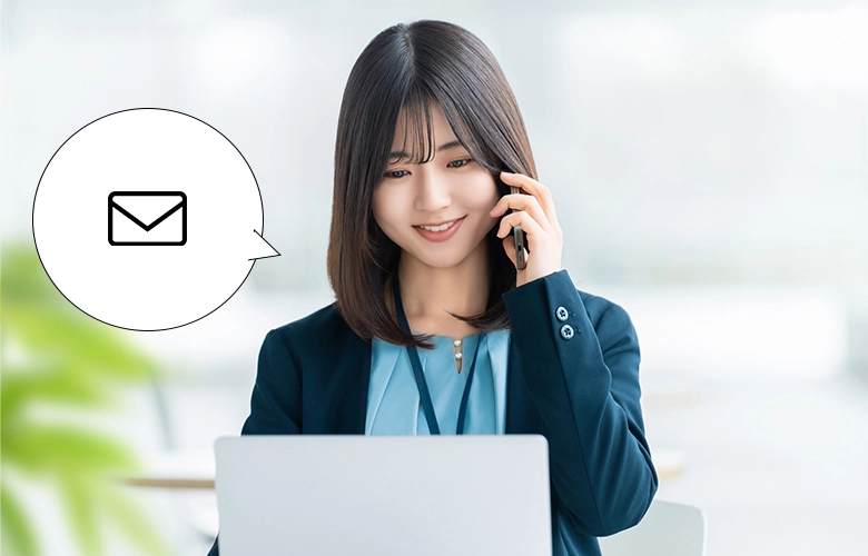 お問い合わせが来て喜ぶ女性